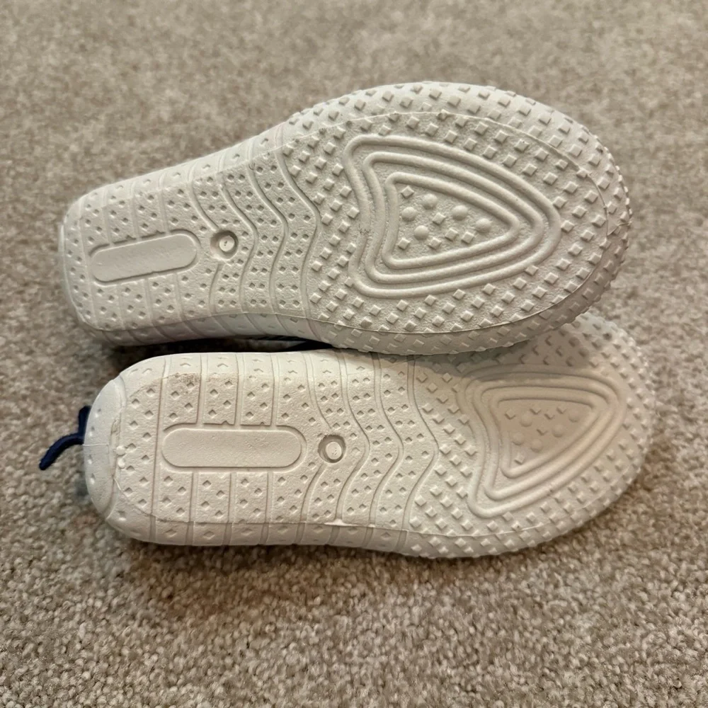NWT ZeroXposur toddler size 10 Shark water shoes with Velcro strap